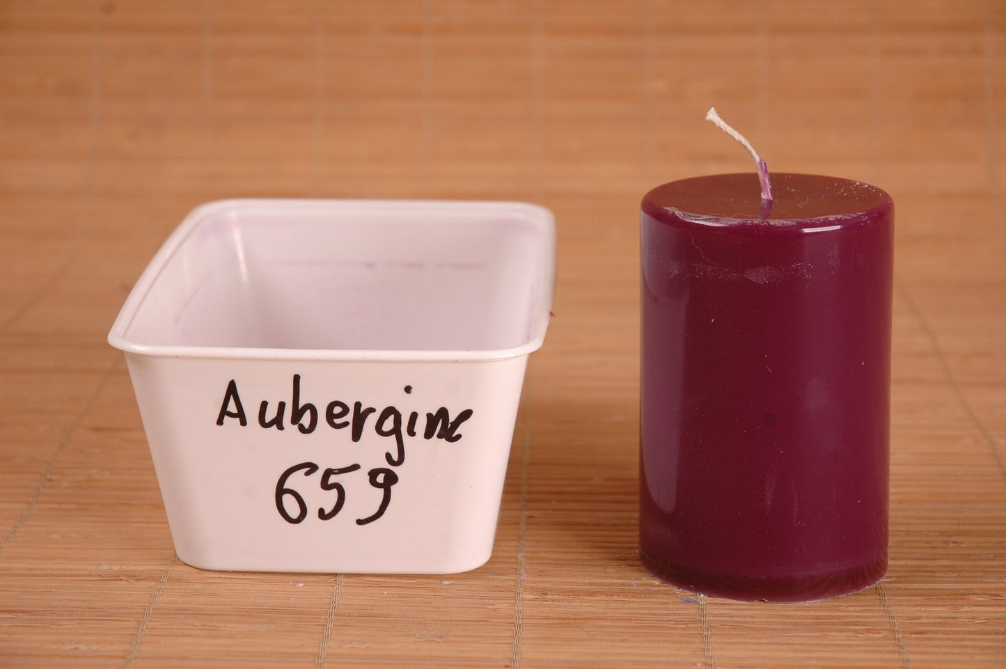 Aubergine gekleurde paraffine