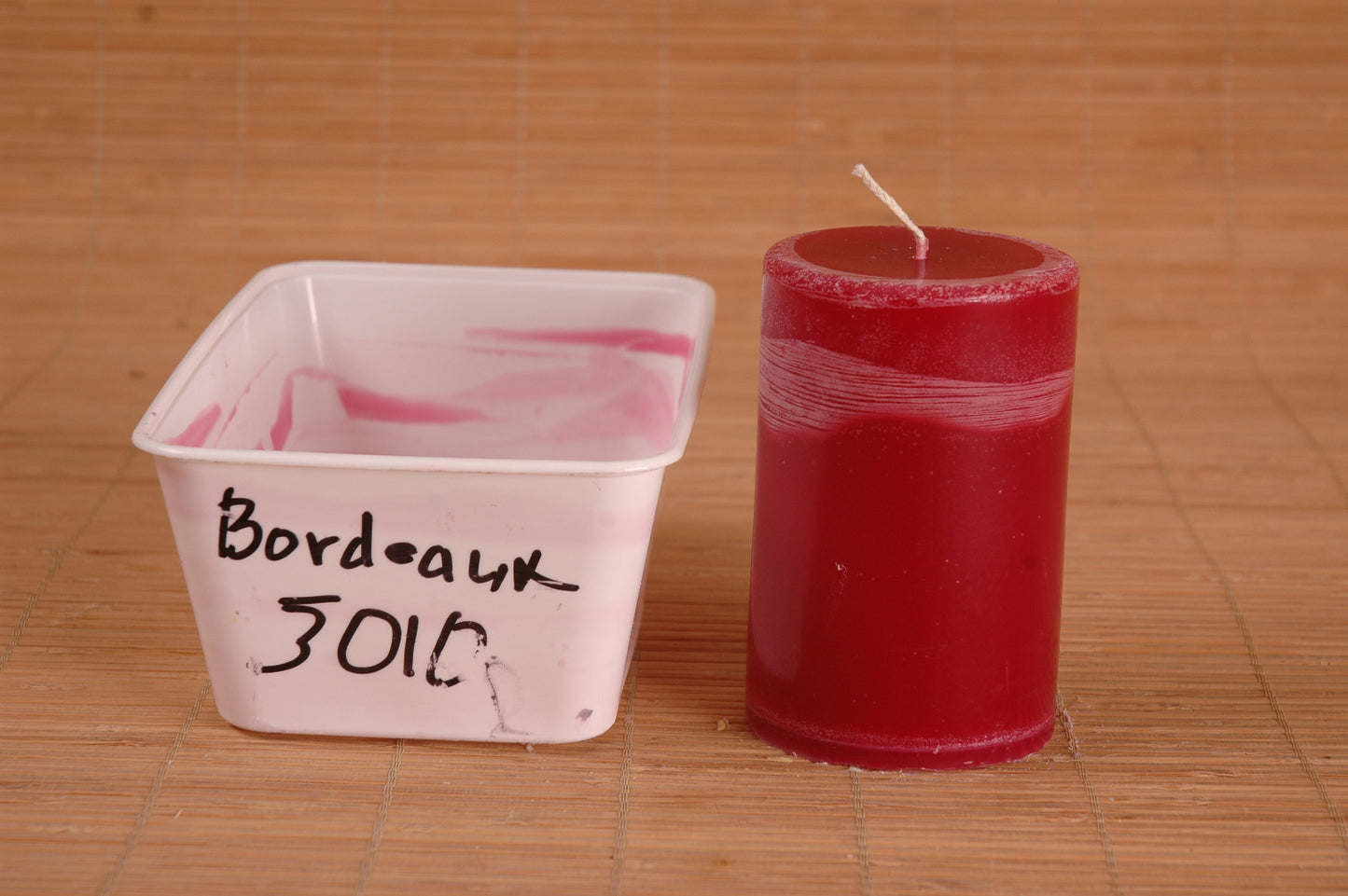 Bordeaux gekleurde paraffine