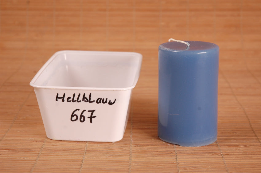 Hel blauw gekleurde paraffine