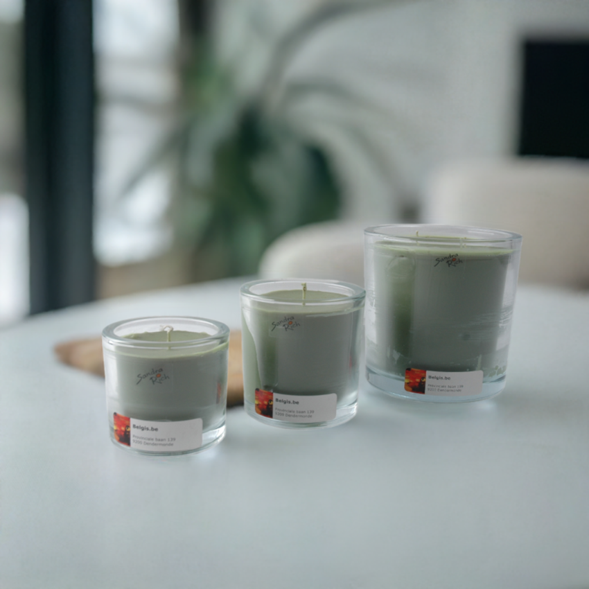 Heavy kaars in glas op tafel